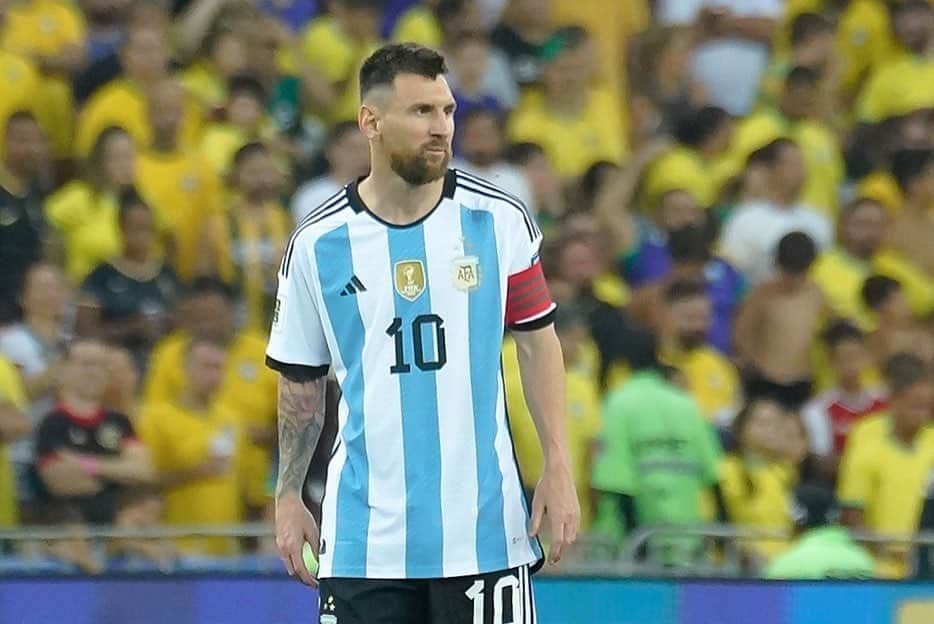 リオネル・メッシさんのインスタグラム写真 - (リオネル・メッシInstagram)「Este equipo sigue haciendo historia… 🇦🇷  Gran victoria en el Maracaná aunque quedará marcada por la represión a los argentinos una vez más en Brasil. Esto no se puede tolerar es una locura y se tiene que terminar ya!!」11月22日 12時57分 - leomessi