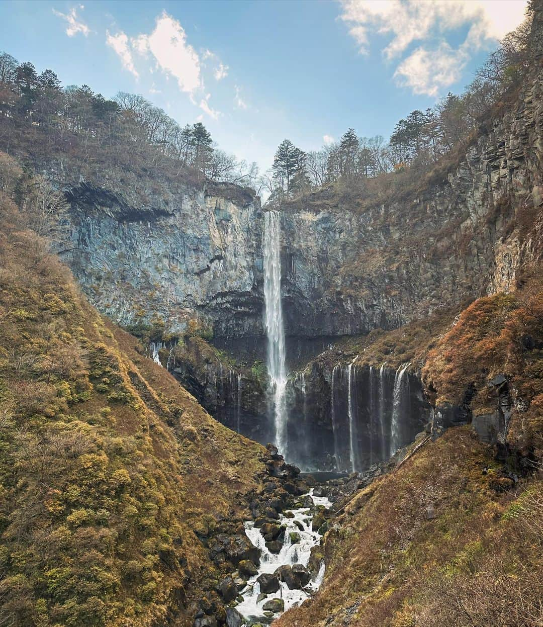 あやか（石山彩花）さんのインスタグラム写真 - (あやか（石山彩花）Instagram)「🍁Nikko🍁  紅葉感じたくて日光に行ってきた🙌日本の四季を感じるのが趣味です。日本ってたくさんいい所ある！  小学校振りの華厳ノ滝行ったら 会えてないけど友達２組同じ日にきてた！きっと華厳に呼ばれてた日だったんだなぁ🤣🤣🤣  @yelloshoes_official の 超かわいいブーツは @komodo__33 がお姉ちゃん誕プレ！ってプレゼントしてくれたの🥹🥰🙌ありがとう🫶🏻  冬はどこいこうかなぁー🫡  #紅葉  #日光 #日光旅行 #日本旅行 #栃木旅行 #秋 #autumn」11月22日 12時51分 - ayakateen821