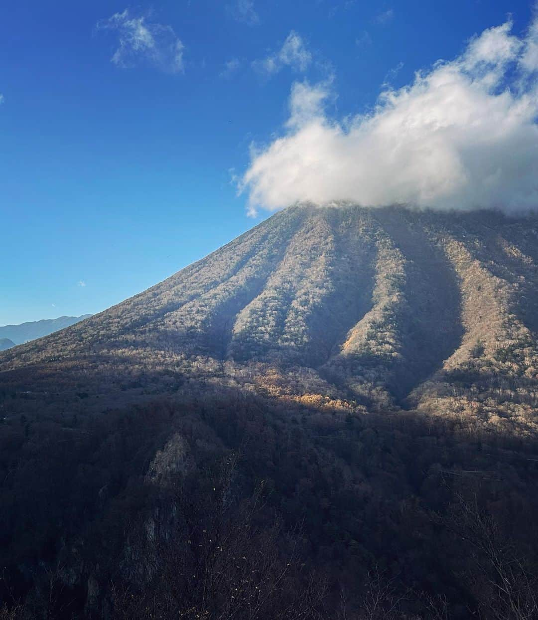 あやか（石山彩花）さんのインスタグラム写真 - (あやか（石山彩花）Instagram)「🍁Nikko🍁  紅葉感じたくて日光に行ってきた🙌日本の四季を感じるのが趣味です。日本ってたくさんいい所ある！  小学校振りの華厳ノ滝行ったら 会えてないけど友達２組同じ日にきてた！きっと華厳に呼ばれてた日だったんだなぁ🤣🤣🤣  @yelloshoes_official の 超かわいいブーツは @komodo__33 がお姉ちゃん誕プレ！ってプレゼントしてくれたの🥹🥰🙌ありがとう🫶🏻  冬はどこいこうかなぁー🫡  #紅葉  #日光 #日光旅行 #日本旅行 #栃木旅行 #秋 #autumn」11月22日 12時51分 - ayakateen821