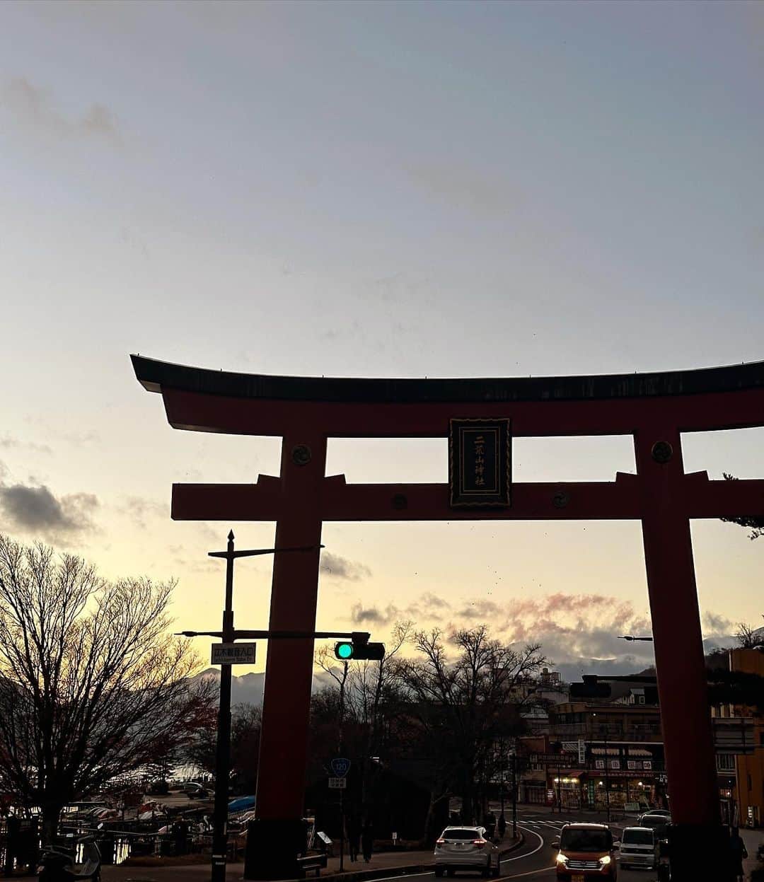 あやか（石山彩花）さんのインスタグラム写真 - (あやか（石山彩花）Instagram)「🍁Nikko🍁  紅葉感じたくて日光に行ってきた🙌日本の四季を感じるのが趣味です。日本ってたくさんいい所ある！  小学校振りの華厳ノ滝行ったら 会えてないけど友達２組同じ日にきてた！きっと華厳に呼ばれてた日だったんだなぁ🤣🤣🤣  @yelloshoes_official の 超かわいいブーツは @komodo__33 がお姉ちゃん誕プレ！ってプレゼントしてくれたの🥹🥰🙌ありがとう🫶🏻  冬はどこいこうかなぁー🫡  #紅葉  #日光 #日光旅行 #日本旅行 #栃木旅行 #秋 #autumn」11月22日 12時51分 - ayakateen821