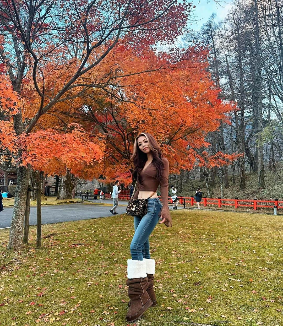 あやか（石山彩花）さんのインスタグラム写真 - (あやか（石山彩花）Instagram)「🍁Nikko🍁  紅葉感じたくて日光に行ってきた🙌日本の四季を感じるのが趣味です。日本ってたくさんいい所ある！  小学校振りの華厳ノ滝行ったら 会えてないけど友達２組同じ日にきてた！きっと華厳に呼ばれてた日だったんだなぁ🤣🤣🤣  @yelloshoes_official の 超かわいいブーツは @komodo__33 がお姉ちゃん誕プレ！ってプレゼントしてくれたの🥹🥰🙌ありがとう🫶🏻  冬はどこいこうかなぁー🫡  #紅葉  #日光 #日光旅行 #日本旅行 #栃木旅行 #秋 #autumn」11月22日 12時51分 - ayakateen821