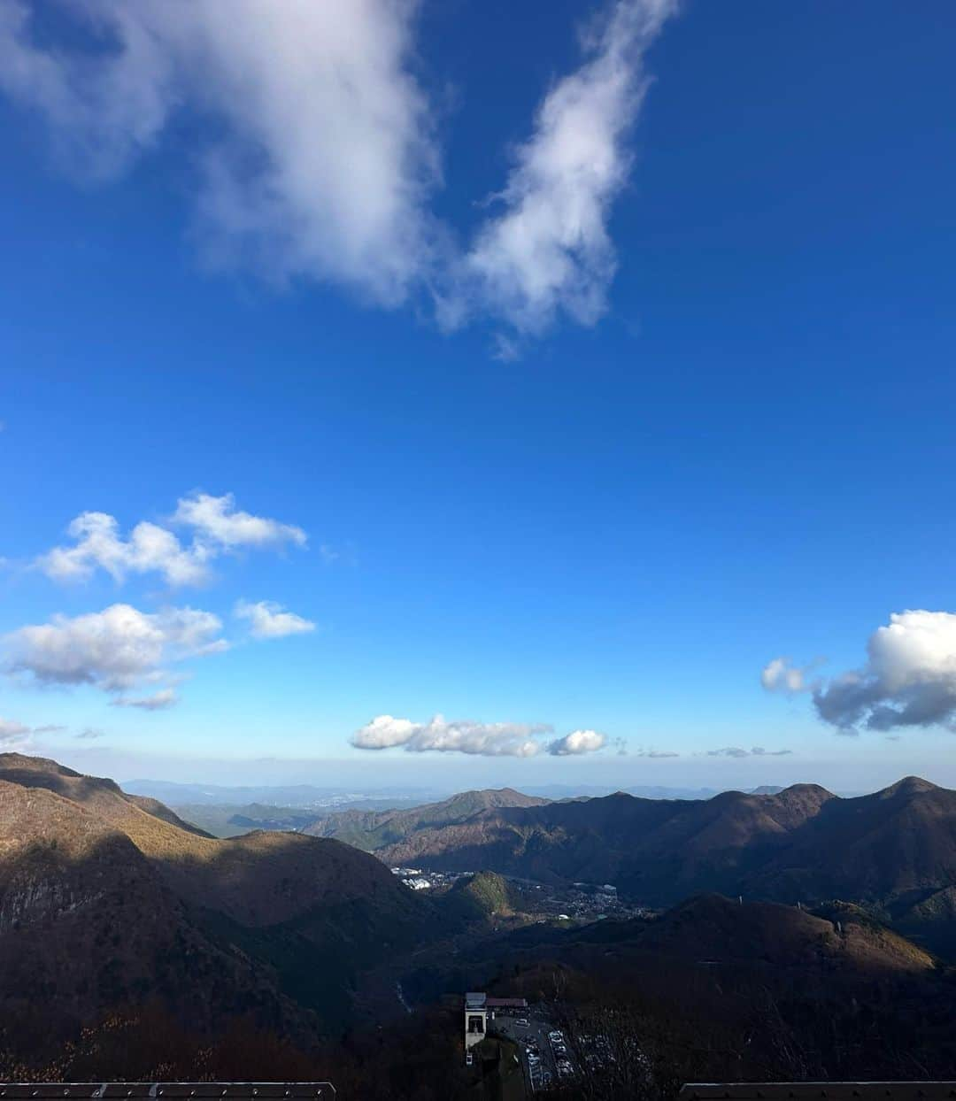 あやか（石山彩花）さんのインスタグラム写真 - (あやか（石山彩花）Instagram)「🍁Nikko🍁  紅葉感じたくて日光に行ってきた🙌日本の四季を感じるのが趣味です。日本ってたくさんいい所ある！  小学校振りの華厳ノ滝行ったら 会えてないけど友達２組同じ日にきてた！きっと華厳に呼ばれてた日だったんだなぁ🤣🤣🤣  @yelloshoes_official の 超かわいいブーツは @komodo__33 がお姉ちゃん誕プレ！ってプレゼントしてくれたの🥹🥰🙌ありがとう🫶🏻  冬はどこいこうかなぁー🫡  #紅葉  #日光 #日光旅行 #日本旅行 #栃木旅行 #秋 #autumn」11月22日 12時51分 - ayakateen821