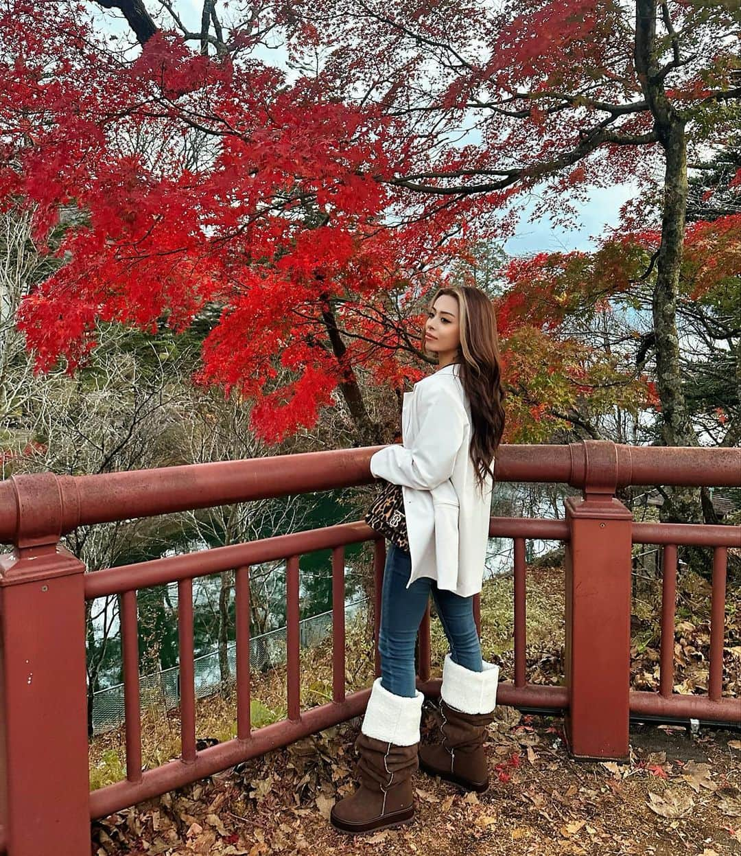 あやか（石山彩花）のインスタグラム：「🍁Nikko🍁  紅葉感じたくて日光に行ってきた🙌日本の四季を感じるのが趣味です。日本ってたくさんいい所ある！  小学校振りの華厳ノ滝行ったら 会えてないけど友達２組同じ日にきてた！きっと華厳に呼ばれてた日だったんだなぁ🤣🤣🤣  @yelloshoes_official の 超かわいいブーツは @komodo__33 がお姉ちゃん誕プレ！ってプレゼントしてくれたの🥹🥰🙌ありがとう🫶🏻  冬はどこいこうかなぁー🫡  #紅葉  #日光 #日光旅行 #日本旅行 #栃木旅行 #秋 #autumn」