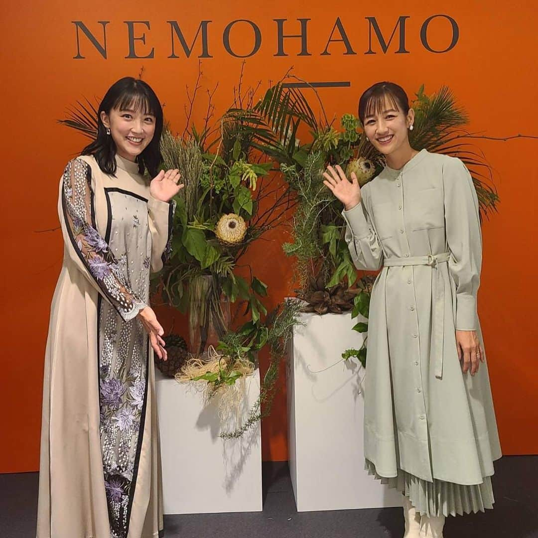 前田有紀さんのインスタグラム写真 - (前田有紀Instagram)「新丸ビルに新しくオープンしたNEMOHAMO　@nemohamo さんのイベントでお花を飾らせていただきました。 成分にも入っているクロモジ、マツ、米ぬかからのイネ、ローズマリー、オタネニンジンなど。普段使わないお花もあって、選ぶのが新鮮で楽しかったお仕事でした。 久しぶりに竹内由恵ちゃん　@yoshie0takeuchi と会えて、嬉しいイベントでした。お花はしばらく店頭で飾ってるのでぜひお店に立ち寄り、みてくださいね！  onepiece: @strata_jp  styling: @chinakmm  hair&makeup : @ka0000528  @hairmake__kaunaloa」11月22日 12時51分 - yukimaeda0117