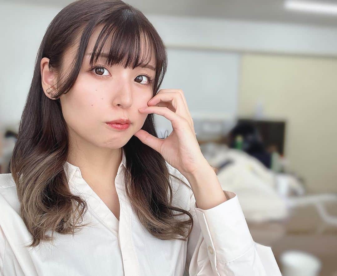 竹本茉莉のインスタグラム：「. 毛先めっちゃ色抜けてもはや金髪なんだけど 染めたときはアッシュだったんだ〜😌 次何色にするか迷い中💭」