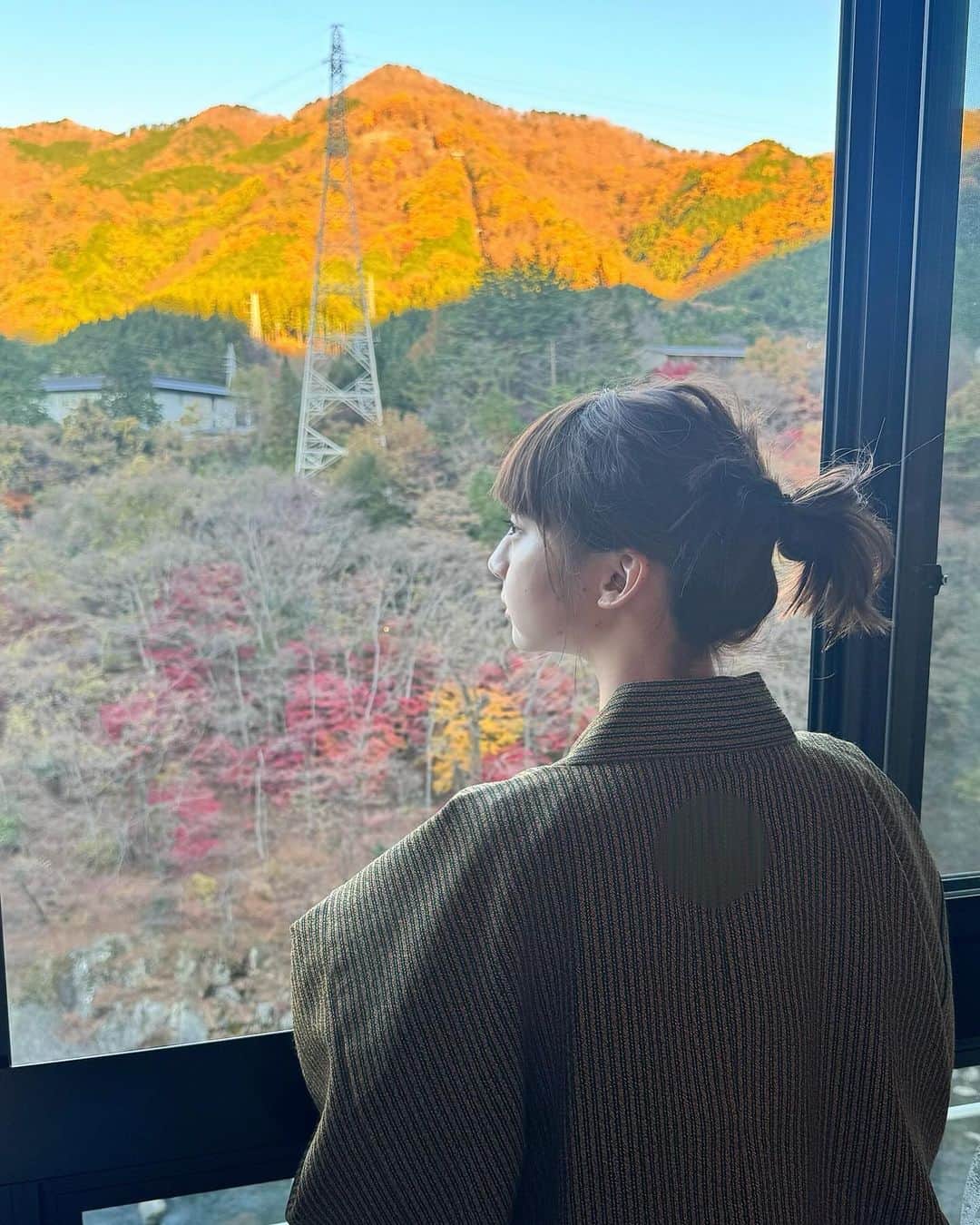 荻野由佳のインスタグラム：「家族で1泊2日鬼怒川温泉へ行きました♨️  とても綺麗な景色で、久しぶりに家族でゆったり 楽しかったです¨̮⃝  今度はこさぶろう🐶も連れて6人で行きたいです！」