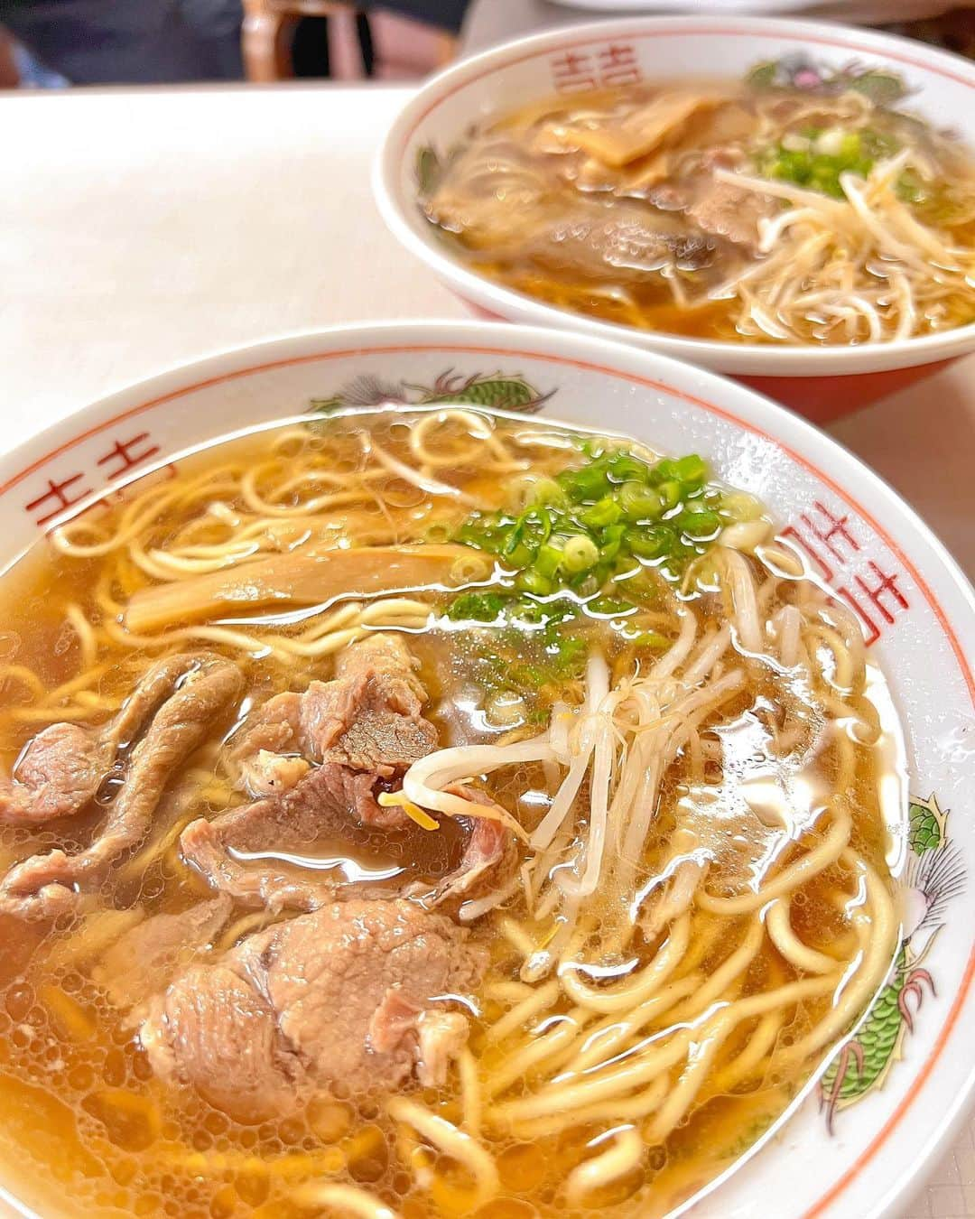 みき みーやんさんのインスタグラム写真 - (みき みーやんInstagram)「老舗の牛骨ラーメンを食す🍜❤ . 鳥取に行った時に立ち寄ったすみれ飲食店。 . 牛骨ラーメンってなかなか出会わないんだけど 鳥取では普通に食べられてる一般的なラーメンらしい😍 . まったりしたコクと牛骨の甘みが感じられて 今までに食べたことのないうまさが！ これはハマるっー！！🙆‍♀️🤣 . 店内は昭和の雰囲気が残っていて 見た目もシンプルなラーメンだから タイムスリップしたような感覚になる🤣💕 . . みんなも鳥取行ったら牛骨ラーメン食べてみてー！ . . #PR#とっとり旅#鳥取 #鳥取旅行 #スーパーはくと#牛骨ラーメン#ラーメン女子#ラーメン#tottori #夏休み#とっとり #Japantrip#フリーモデル #グルメ女子 #Japantravel#撮影風景#撮影の裏側#モデル#モデル撮影#撮影モデル#山陰地方#山陰#関西モデル#すみれ飲食店#ワンピース#ワンピースコーデ#プチプラ#東伯郡」11月22日 12時54分 - mi_yan0101