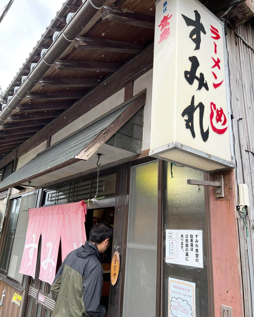 みき みーやんさんのインスタグラム写真 - (みき みーやんInstagram)「老舗の牛骨ラーメンを食す🍜❤ . 鳥取に行った時に立ち寄ったすみれ飲食店。 . 牛骨ラーメンってなかなか出会わないんだけど 鳥取では普通に食べられてる一般的なラーメンらしい😍 . まったりしたコクと牛骨の甘みが感じられて 今までに食べたことのないうまさが！ これはハマるっー！！🙆‍♀️🤣 . 店内は昭和の雰囲気が残っていて 見た目もシンプルなラーメンだから タイムスリップしたような感覚になる🤣💕 . . みんなも鳥取行ったら牛骨ラーメン食べてみてー！ . . #PR#とっとり旅#鳥取 #鳥取旅行 #スーパーはくと#牛骨ラーメン#ラーメン女子#ラーメン#tottori #夏休み#とっとり #Japantrip#フリーモデル #グルメ女子 #Japantravel#撮影風景#撮影の裏側#モデル#モデル撮影#撮影モデル#山陰地方#山陰#関西モデル#すみれ飲食店#ワンピース#ワンピースコーデ#プチプラ#東伯郡」11月22日 12時54分 - mi_yan0101