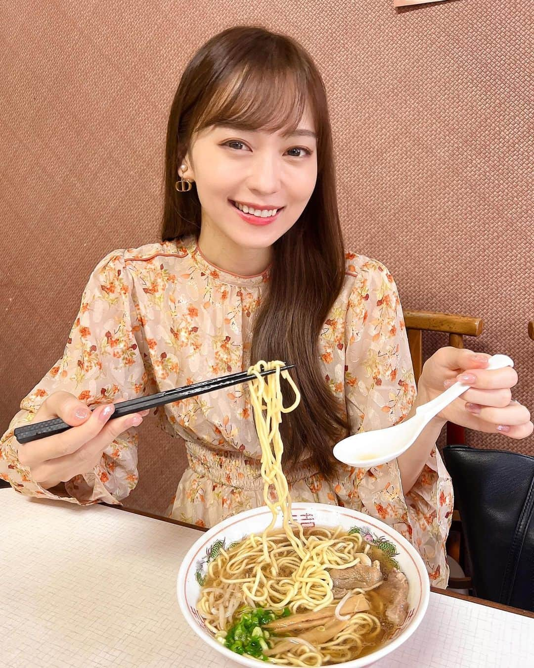 みき みーやんのインスタグラム：「老舗の牛骨ラーメンを食す🍜❤ . 鳥取に行った時に立ち寄ったすみれ飲食店。 . 牛骨ラーメンってなかなか出会わないんだけど 鳥取では普通に食べられてる一般的なラーメンらしい😍 . まったりしたコクと牛骨の甘みが感じられて 今までに食べたことのないうまさが！ これはハマるっー！！🙆‍♀️🤣 . 店内は昭和の雰囲気が残っていて 見た目もシンプルなラーメンだから タイムスリップしたような感覚になる🤣💕 . . みんなも鳥取行ったら牛骨ラーメン食べてみてー！ . . #PR#とっとり旅#鳥取 #鳥取旅行 #スーパーはくと#牛骨ラーメン#ラーメン女子#ラーメン#tottori #夏休み#とっとり #Japantrip#フリーモデル #グルメ女子 #Japantravel#撮影風景#撮影の裏側#モデル#モデル撮影#撮影モデル#山陰地方#山陰#関西モデル#すみれ飲食店#ワンピース#ワンピースコーデ#プチプラ#東伯郡」