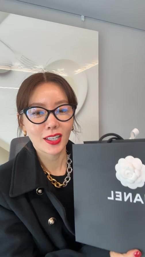 アン・ソニョンのインスタグラム：「올해의 💩은 올해안에 치운다!!!   저, 안중근의사의 찐 후예입니다!!   그 피 그대로 받았어여🔥🔥🔥🔥  시원하게 폭!탄!!!! 던지고 올해 마무리 해보겠습니다!!!   함께 해주시죠🩷 후회없으실꺼예요🫶🏻✨  #폭탄세일  #아듀2023 #아듀진상들  #아듀양심에털난것들」
