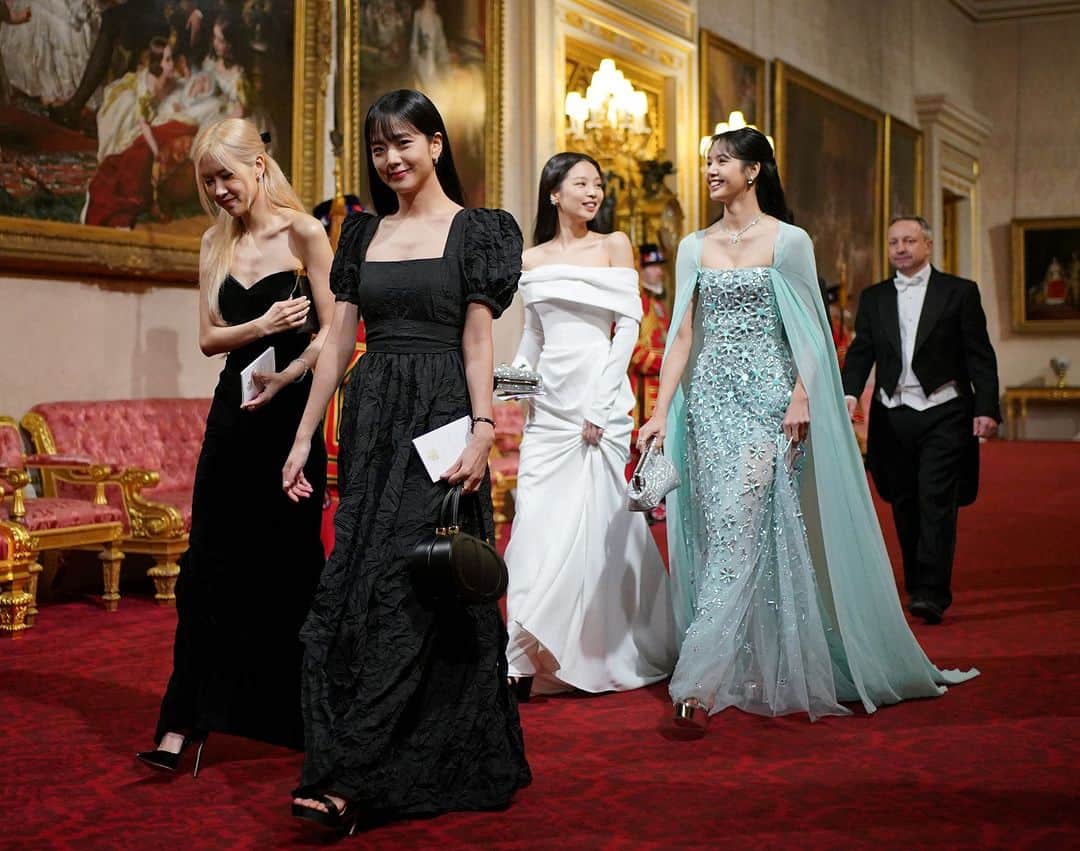のインスタグラム：「Royalty with royalty, as @blackpinkofficial attends a state banquet at Buckingham Palace ♥️」