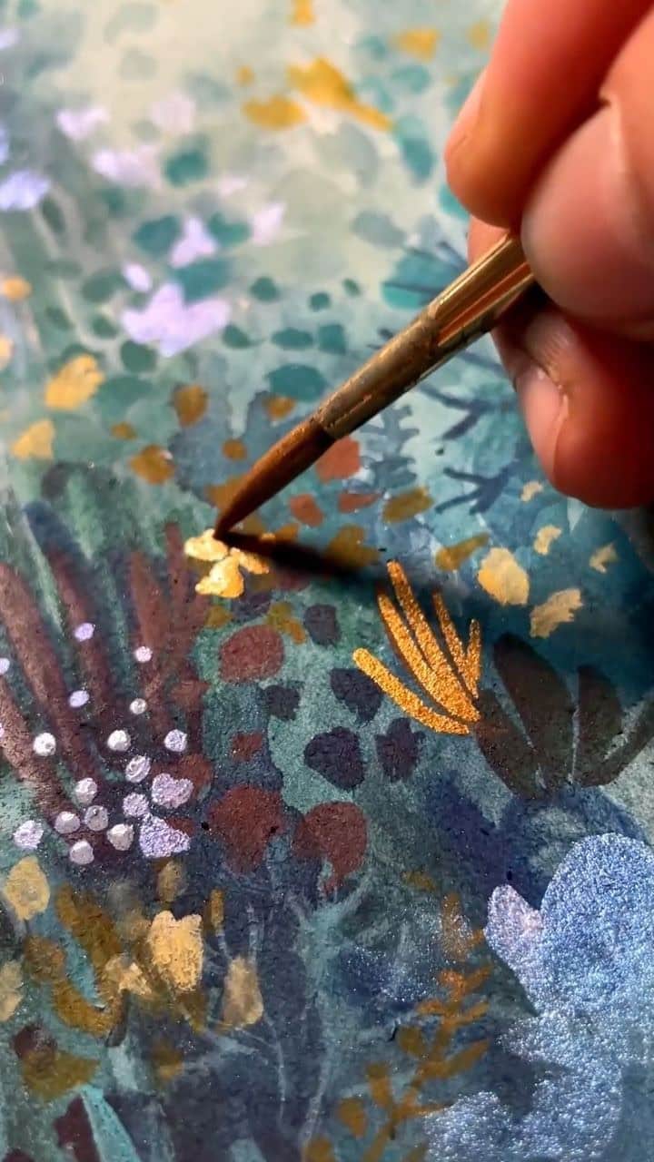 Clé de Peau Beauté Officialのインスタグラム：「Our 2023 Holiday Collection: Toward the Horizon is a luxurious gift set designed to captivate your senses. With dazzling artwork from the brilliant @KatieRodgers, each product in this limited edition collection tells a story of our heroine’s pursuit of her own radiant destiny. Watch and discover the process behind Katie’s dreamy undersea designs.   Music credit: “Octopus Joy” by Kevin Smuts  クレ・ド・ポー ボーテ 2023 ホリデーコレクション 「Toward the Horizon」～さらに先へ、輝く未来を信じて～  は、ケイティ ロジャース氏（@KatieRodgers）が童話「人魚姫」にインスパイアされてつくられたコレクションです。 物語の主人公がもつ「自分の可能性を信じて、新たな未来を自分自身で切り拓いていく前向きな強さ」をテーマにしています。 ケイティ ロジャース氏の繊細さと大胆さを併せ持つ、強くエレガントなアートワーク、そしてその大胆なブラシのタッチと豊かな色彩が描き出されたデザインをご覧ください。」