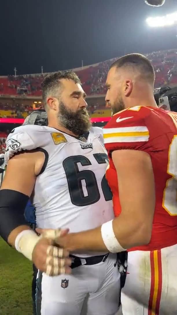 Us Weeklyのインスタグラム：「Travis and Jason Kelce shared an emotional moment at the end of last night's #Eagles v. #Chiefs game. (📹: Philadelphia Eagles/SPORTS REPORT+ /TMX)」