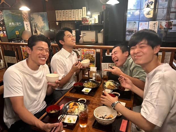 下剋上球児のインスタグラム：「🍚🥢  第7話からちょっぴり先取り！ OBとご飯に行く南雲監督🍚  なんだかみんなめちゃめちゃ楽しそう…✨ みんな何話してるのー！  #tbs #日曜劇場 #下剋上球児 #11月26日よる9時第7話放送💥」