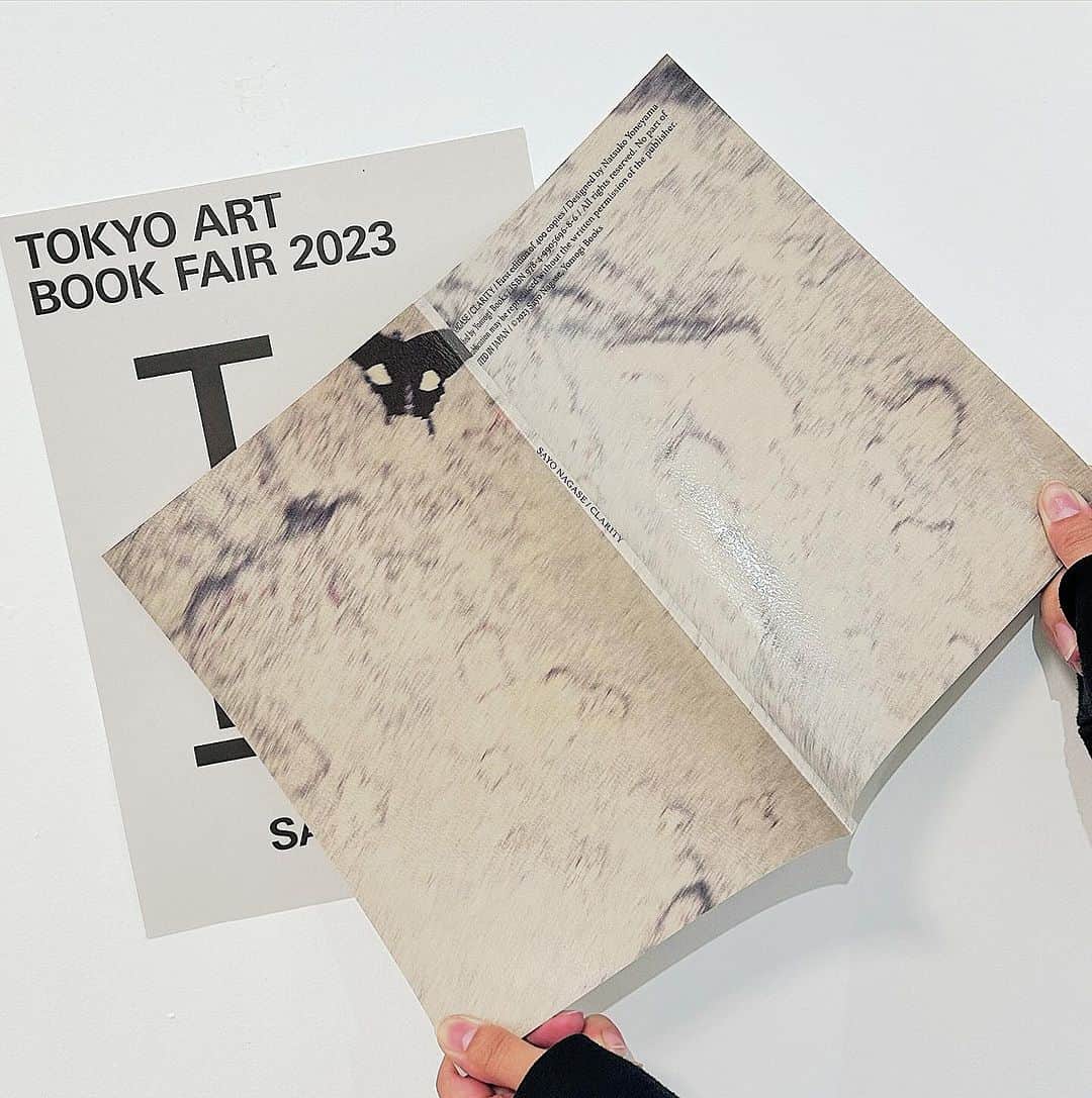 永瀬沙世のインスタグラム：「サイン会/TABF 東京都現代美術館　▫️ 昨日個展が終了いたしました！いろいろと書きたいのですが…その前に、明日11/23（祝）にCLARITY作品集リリース記念ブックサイニングを行います。バックナンバーも取り揃えております。ぜひ、来てくださいね。 Entrance booth 16:00-17:00 永瀬沙世 Book signing /Tokyo Art Book Fair 2023 Nov 23  11月23日（木・祝）から11月26日（日）の4日間、東京都現代美術館にて第13回TOKYO ART BOOK FAIRが行われます。今年は、国内外から約300組の独創的なアートブックを制作する出版社、ギャラリー、アーティストらが集結します。  #sayonagase #tabf 2023」