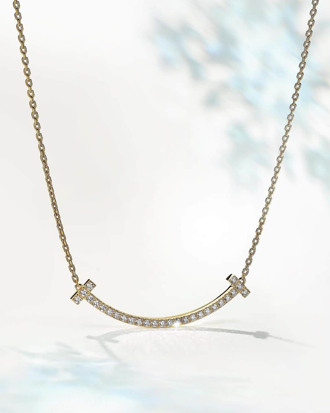 ティファニーさんのインスタグラム写真 - (ティファニーInstagram)「Inspired by the universal gesture for happiness, Tiffany T smile is a fresh take on our sleek House motif. Traced in hand-set round brilliant diamonds, these modern pendants will make them smile this holiday season and for years to come. Link in bio. #ATiffanyHoliday #TiffanyT #TiffanyAndCo」11月23日 0時03分 - tiffanyandco