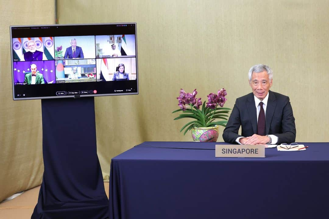 リー・シェンロンさんのインスタグラム写真 - (リー・シェンロンInstagram)「Attended the virtual @g20org Leaders’ Summit this evening, hosted by PM @narendramodi.  Geopolitical tensions, conflicts and the pandemic have unfortunately set back the UN’s 2030 Agenda for Sustainable Development.  I shared how we can collectively progress faster towards the Sustainable Development Goals – first by strengthening the Multilateral Development Banks to support sustainable development and provide global public goods, and second by enhancing inclusive digital development. Singapore launched cross-border bilateral payment links with India, Indonesia and Malaysia this year, and we are working to connect up more payment systems multilaterally.  I look forward to working with fellow leaders to build a better world for all, as always. – LHL  (MCI Photo by Lim Sin Thai)」11月23日 0時06分 - leehsienloong