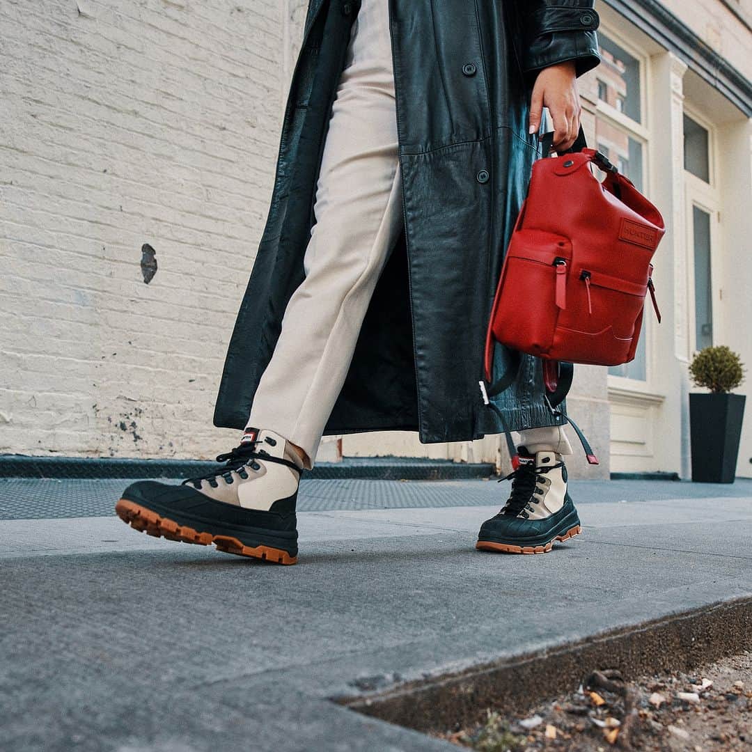 ハンターブーツのインスタグラム：「Walking towards a weekend of holiday savings #HunterBoots」