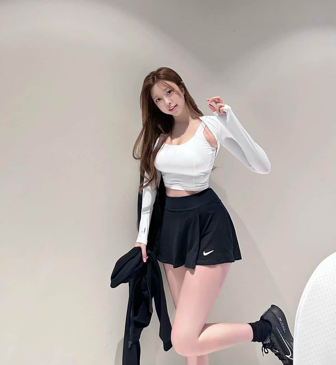 Choi Somiさんのインスタグラム写真 - (Choi SomiInstagram)「⠀⠀⠀⠀ #글랜더 #glander  화이팅 🎾🖤」11月22日 22時35分 - cxxsomi