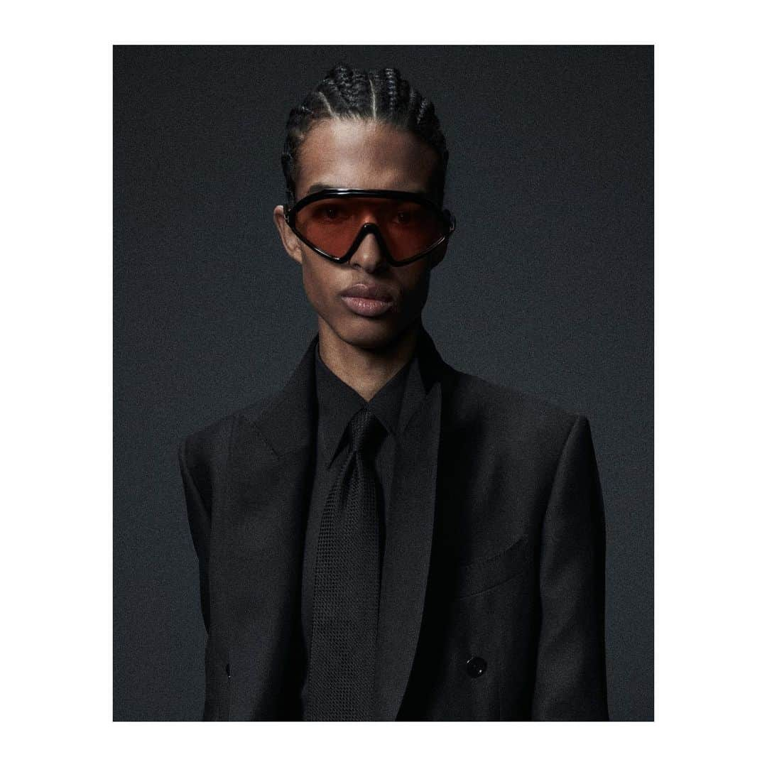 トムフォードのインスタグラム：「THE LORNA EYEWEAR  DISCOVER THE CURATED GIFT GUIDES ON TOMFORD.COM  #TOMFORD #TFGIFTS」