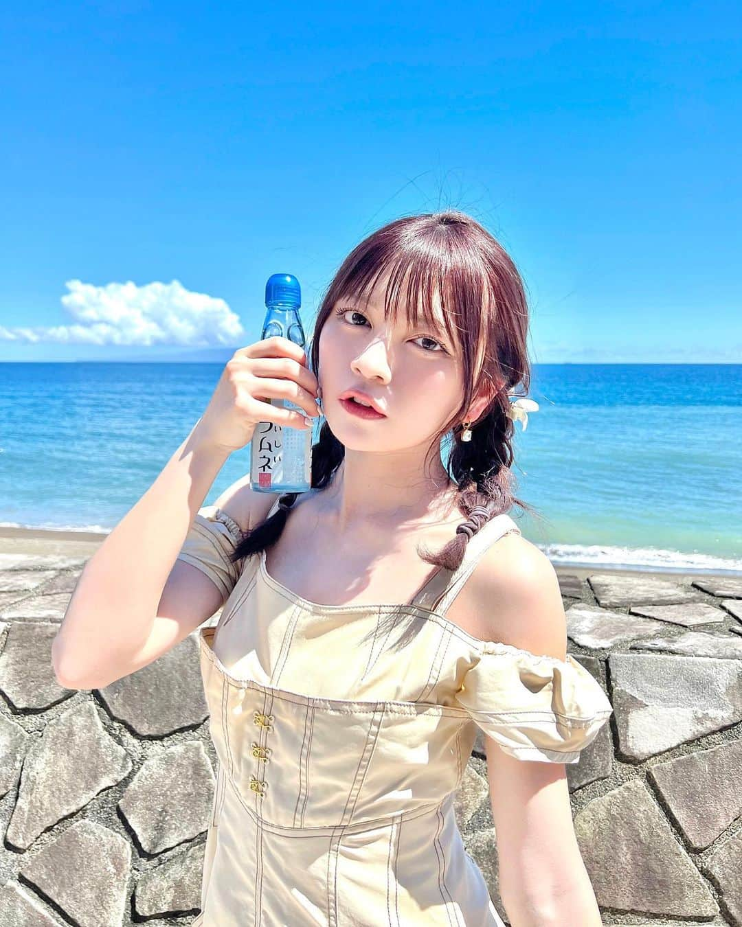 廣川奈々聖さんのインスタグラム写真 - (廣川奈々聖Instagram)「お気に入りのオフショット！🐶🤍 ⁡ スタッフさん写真撮るの上手すぎるのーー☁️ ⁡ ⁡ 夏の海、たまらなく好きだな( / ̫ т ) ♡ ⁡ ⁡ ⁡  #わーすたカレンダーbook #オフショット #伊豆旅行 #伊豆観光  #カレンダー撮影 #wasuta #japanesegirl」11月22日 22時37分 - nanaseven7_u_u