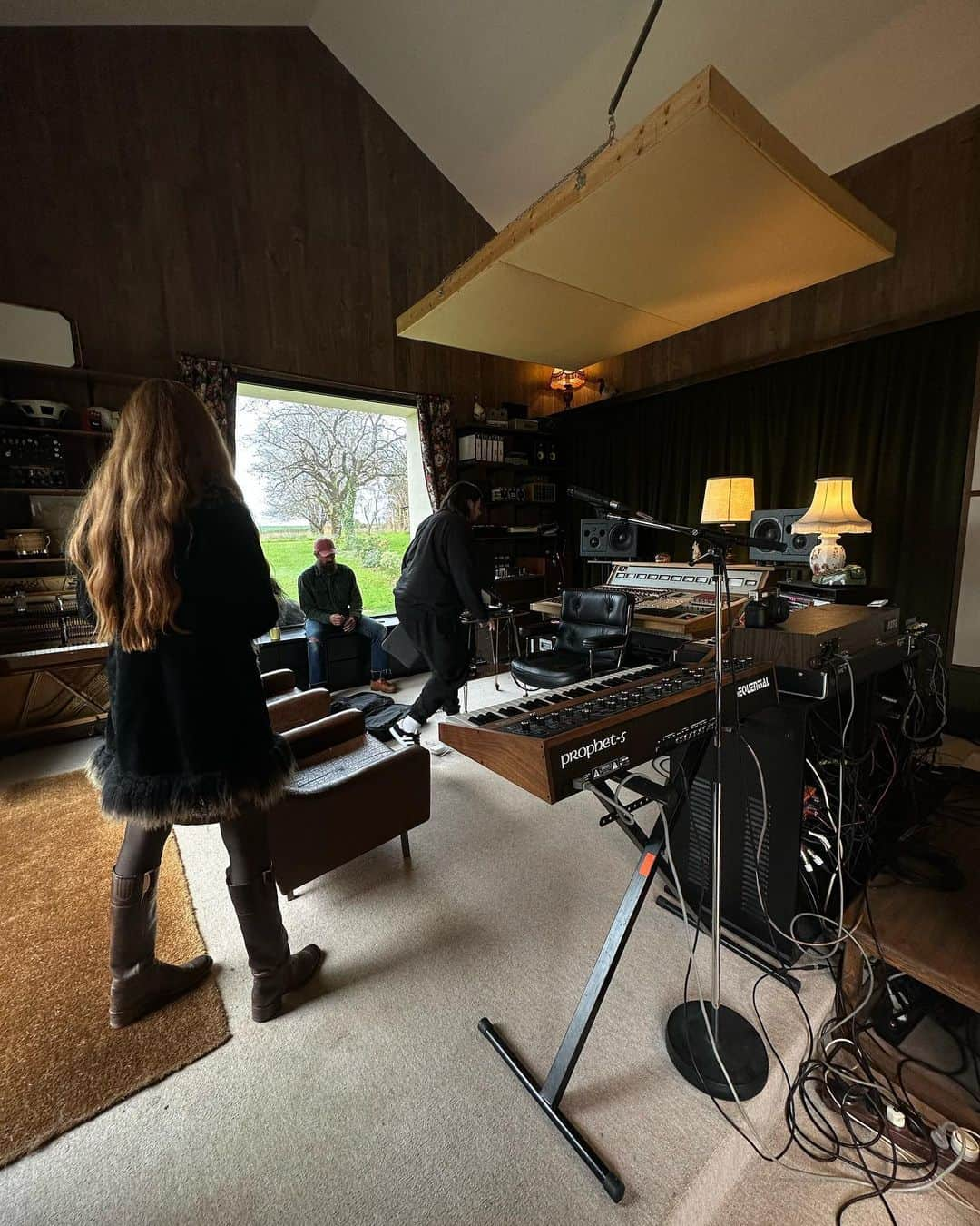 クリスティナ・バザンさんのインスタグラム写真 - (クリスティナ・バザンInstagram)「Spent these last couple of days working intensively on my upcoming album at the stunning @paraphernalia_studios with the dream team @davspinelli & @cleotiger_. This album has been years in the making, brewing so much enchantment and wonder into it 🪐 It’s been several years since the release of my last EP and I truly cannot wait to release a new body of work. Thank you Paraphernalia Studios for making our stay so special, I am going to miss Gigi and Lynn so so so much 🐱🐶」11月22日 22時38分 - kristinabazan