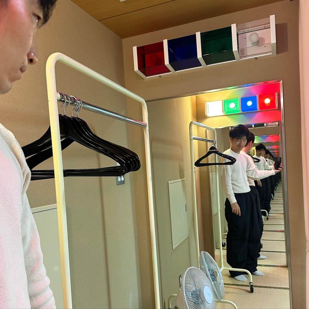 じゅんぺいさんのインスタグラム写真 - (じゅんぺいInstagram)「・ ・ 2023秋冬のジャルジャル 【ダダ・ダソ・ダソミアン】  東京・銀座ブロッサム4公演　無事終了！  鏡の中の僕が  「よくやった。次は名古屋だな。しっかりとりんぐれよ。」  と語りかけてきました。  来てくれた皆さん、ありがとうございました！  次は名古屋でりんぐり！！ ・ #ダダダソダソミアン」11月22日 22時51分 - jarujaru_jjg