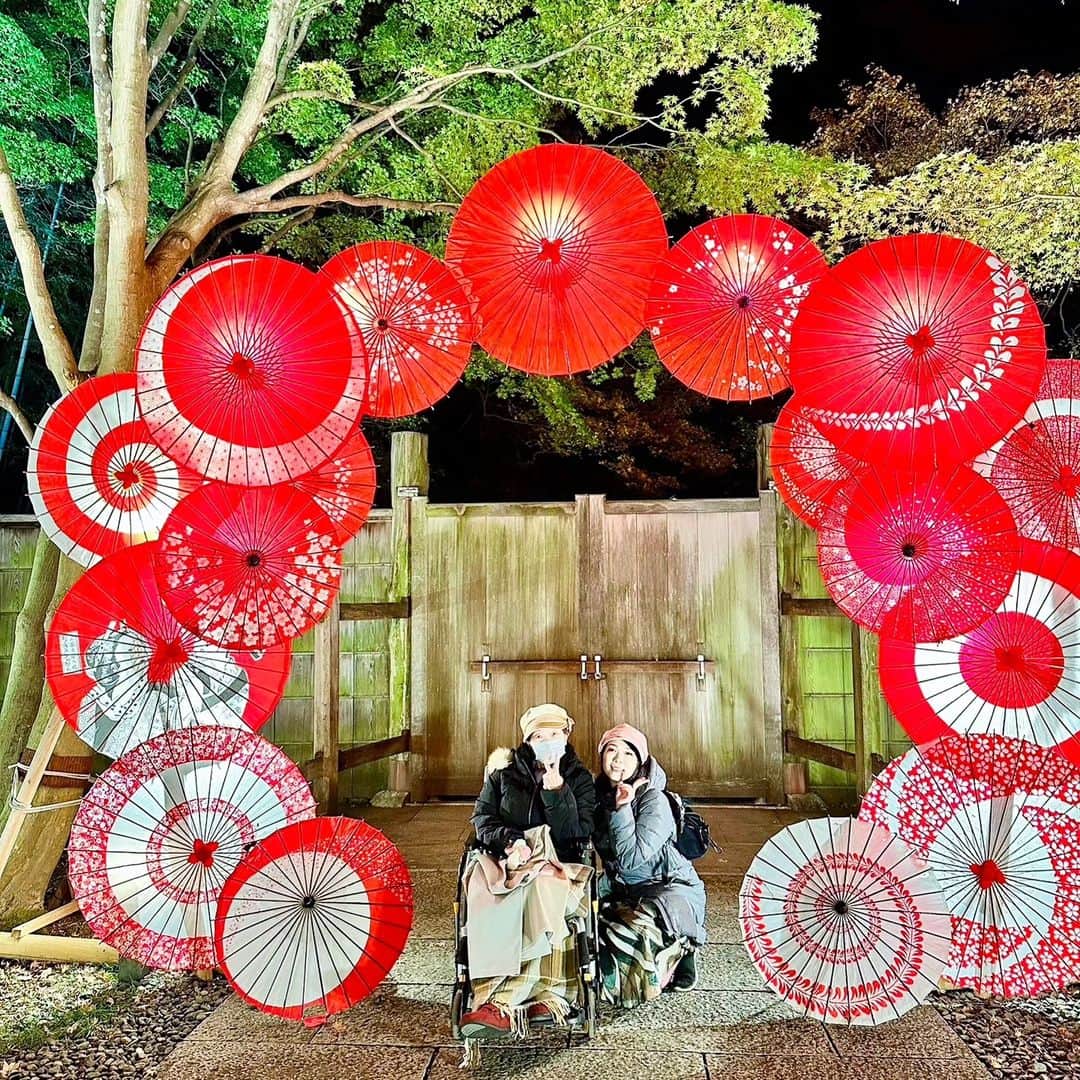 花咲ゆき美さんのインスタグラム写真 - (花咲ゆき美Instagram)「昭和記念公園【秋の夜散歩2023】の日本庭園では、和傘を借りたり、お抹茶をいただいたり楽しかったぁ～😆  #花咲ゆき美」11月22日 22時52分 - yukimi0774