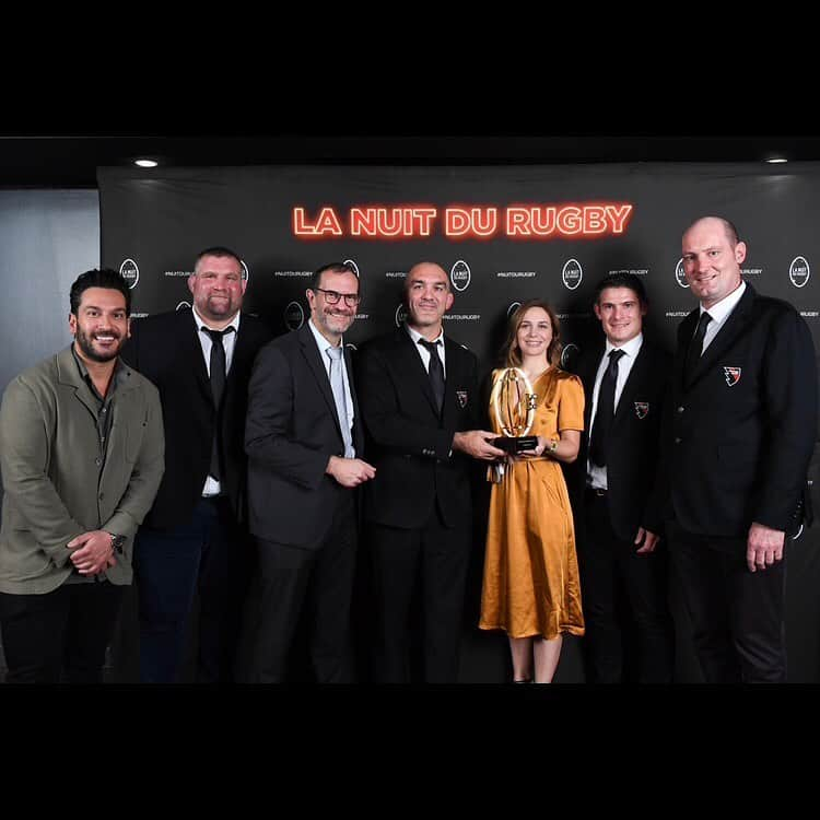 ナタリー・ペシャラさんのインスタグラム写真 - (ナタリー・ペシャラInstagram)「La Nuit du Rugby 🤩🎉  Plaisir de remettre un prix (celui du meilleur staff) avec @dennyimbroisi ! Et le gagnant est… Oyonnax 🏉 👏🏻」11月22日 22時44分 - nathaliepechalat