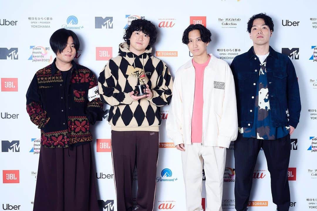 田辺由明のインスタグラム：「【MTV VMAJ 2023】ありがとうございました！！  こんなにも華やかな舞台に僕らの作品を取り上げて頂けてとても光栄です。  この受賞を糧にこれからもロックバンドとして全力で活動していきたいと思います…🔥  今日マカロニえんぴつを知ってくれた方も多いと思いますがこれからもどうかよろしくお願いします！！  #vmaj2023 #mtvjapan #マカロニえんぴつ #悲しみはバスに乗って #リンジューラヴ」