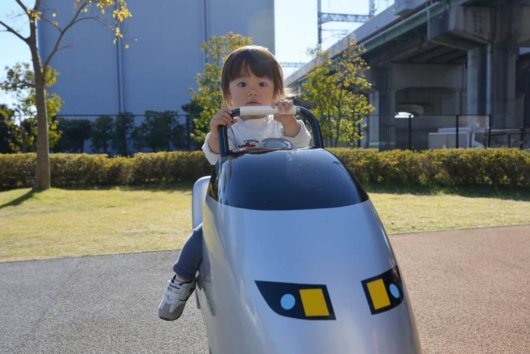 藤田崇寛さんのインスタグラム写真 - (藤田崇寛Instagram)「. 今日は家族で念願だった鉄道博物館へ🚄 東京駅で新幹線を見てから新幹線大好きになった 息子が行きたいと言っていた場所。  実は最近、息子のおかげで両親共に 新幹線と全国の電車に詳しくなってきたので 親の方もワクワク🤭  昔のこだまや特急列車、貨物列車、 お目当てのはやぶさの展示もあり親子ともども大興奮！ 車内に載ることができる車両もたくさんありました。 レストランからは実際の新幹線が走るのを見られたりと 色々な工夫があって楽しみました😌  そのあとは大きめの公園に行って紅葉を楽しみました🍁 息子が「半月！」と指を差すので見上げると ちょうど飛行機が飛んできてとても素敵な空でした。」11月22日 22時49分 - fujitaka0125