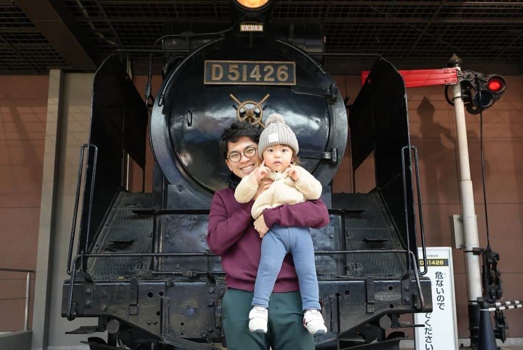 藤田崇寛さんのインスタグラム写真 - (藤田崇寛Instagram)「. 今日は家族で念願だった鉄道博物館へ🚄 東京駅で新幹線を見てから新幹線大好きになった 息子が行きたいと言っていた場所。  実は最近、息子のおかげで両親共に 新幹線と全国の電車に詳しくなってきたので 親の方もワクワク🤭  昔のこだまや特急列車、貨物列車、 お目当てのはやぶさの展示もあり親子ともども大興奮！ 車内に載ることができる車両もたくさんありました。 レストランからは実際の新幹線が走るのを見られたりと 色々な工夫があって楽しみました😌  そのあとは大きめの公園に行って紅葉を楽しみました🍁 息子が「半月！」と指を差すので見上げると ちょうど飛行機が飛んできてとても素敵な空でした。」11月22日 22時49分 - fujitaka0125