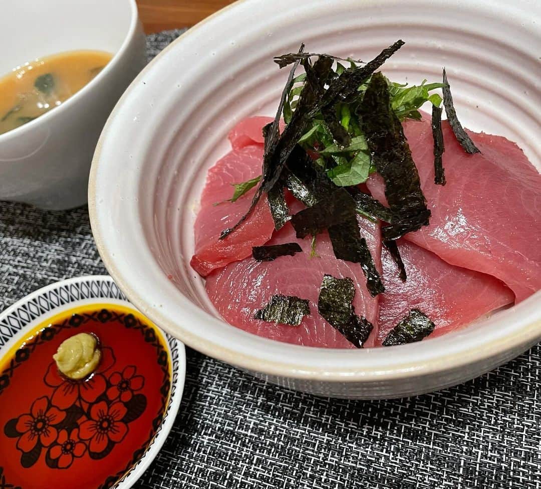 木尾陽平さんのインスタグラム写真 - (木尾陽平Instagram)「最高のプレゼント🐟✨️ 福島にある｢日本酒 弘大｣さん（@hiroshi_dai）から 誕生日プレゼントで高知のマグロ届きました！ う、嬉し過ぎる！ありがとうございます😭  さて…どんな食べ方してやろうかねぇ。きひひ。  ほなまずはマグロ丼で！」11月22日 22時49分 - ykio1113