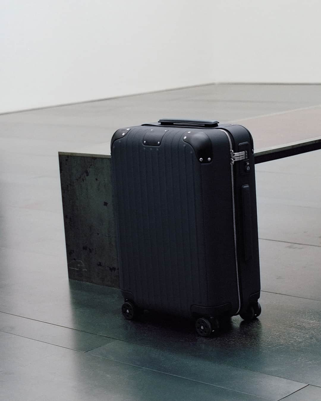 リモワのインスタグラム：「Leather-made and tailored for travel — the RIMOWA Distinct Cabin in Navy.   #RIMOWA #RIMOWAdistinct」