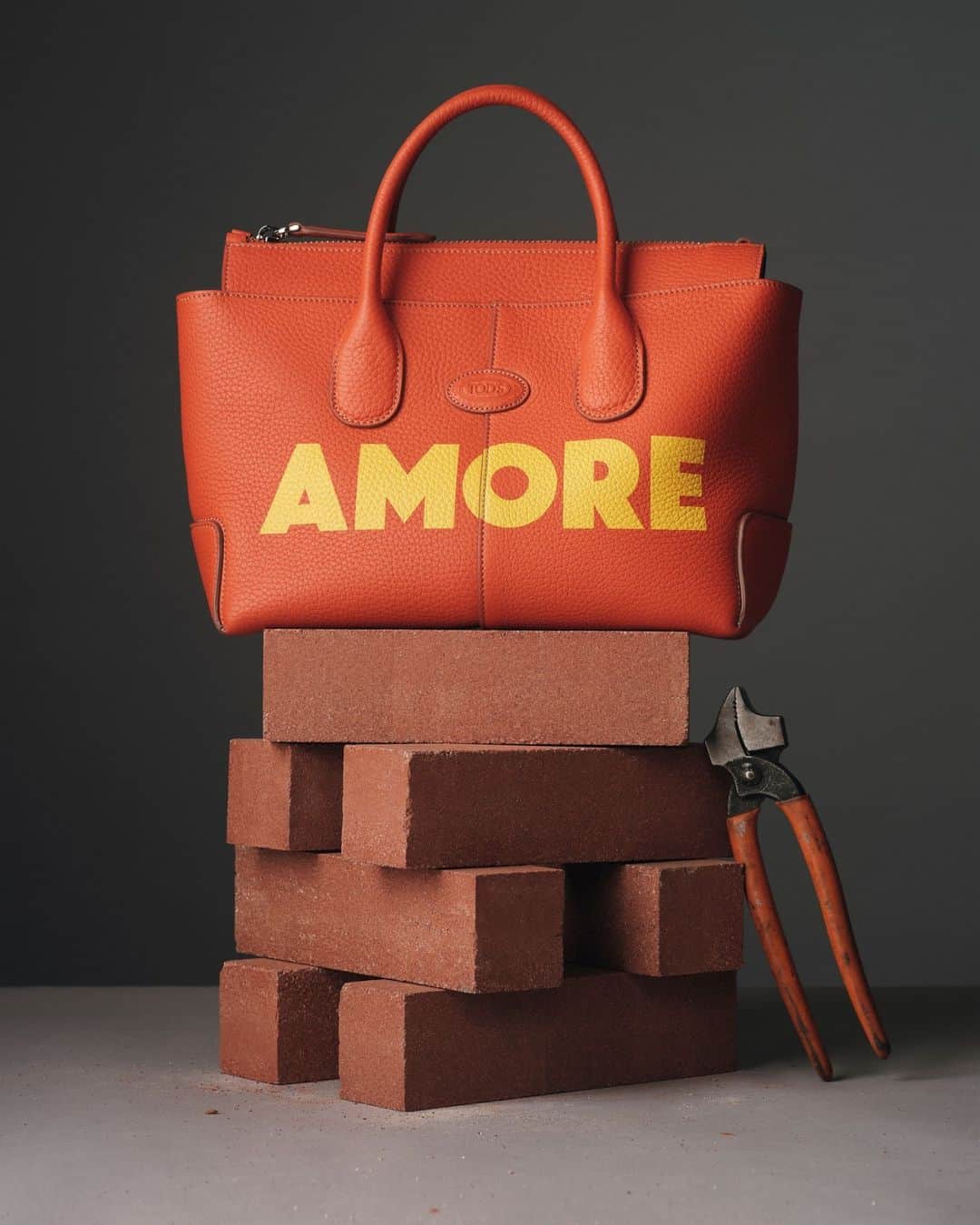 トッズのインスタグラム：「A one-of-a-kind piece. Elevate your accessories game with a personalised Di Bag that whispers Amore in every detail.  #TodsDiBag #TodsPassport #Tods」