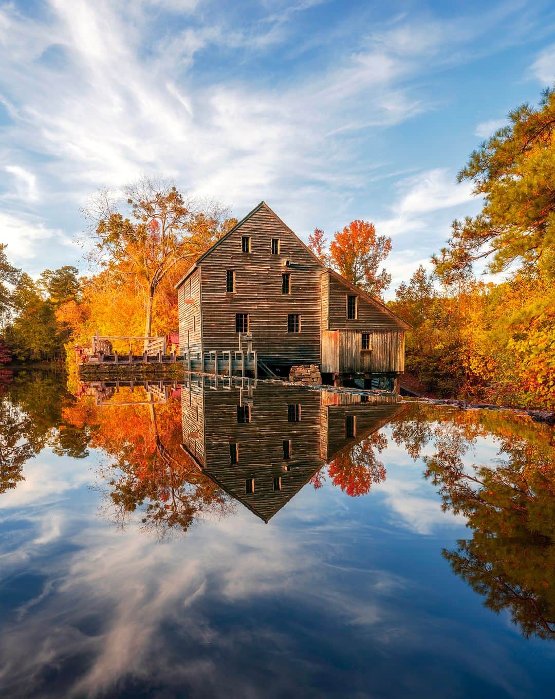 Sigma Corp Of America（シグマ）のインスタグラム：「A perfect fall reflection captured by @v_outdoors with the SIGMA 14-24mm F2.8 DG DN | Art 🫡  This lens, which features exclusive low dispersion glass elements and results in unprecedented high-resolution image quality, is part of our Black Friday Savings event and currently $100 off!   🍂 To shop out Black Friday Savings Event, visit bit.ly/sigma-black-friday-23-ig or click the link in our bio 🍂  #SIGMA #SIGMAphoto #photo #photography #blackfriday #fallphotography #fallphoto #zoomlens #wideanglelens #sigma1424mmart #sigmaart #sigmadgdn」