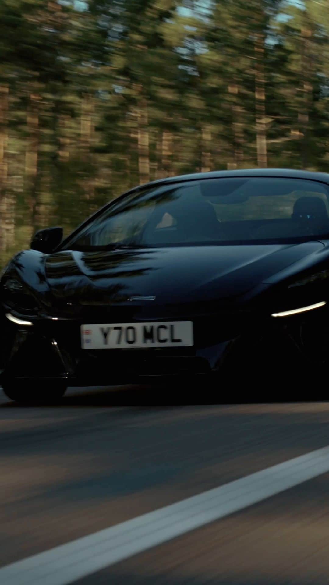 McLaren Automotiveのインスタグラム：「If a McLaren Artura drives through the woods, it definitely makes a sound. The all-new twin-turbocharged 3.0-litre V6 petrol engine with E-motor produces a combined outputs of 680PS.  #McLaren #McLarenAuto #CarsOfInstagram #McLarenArtura」