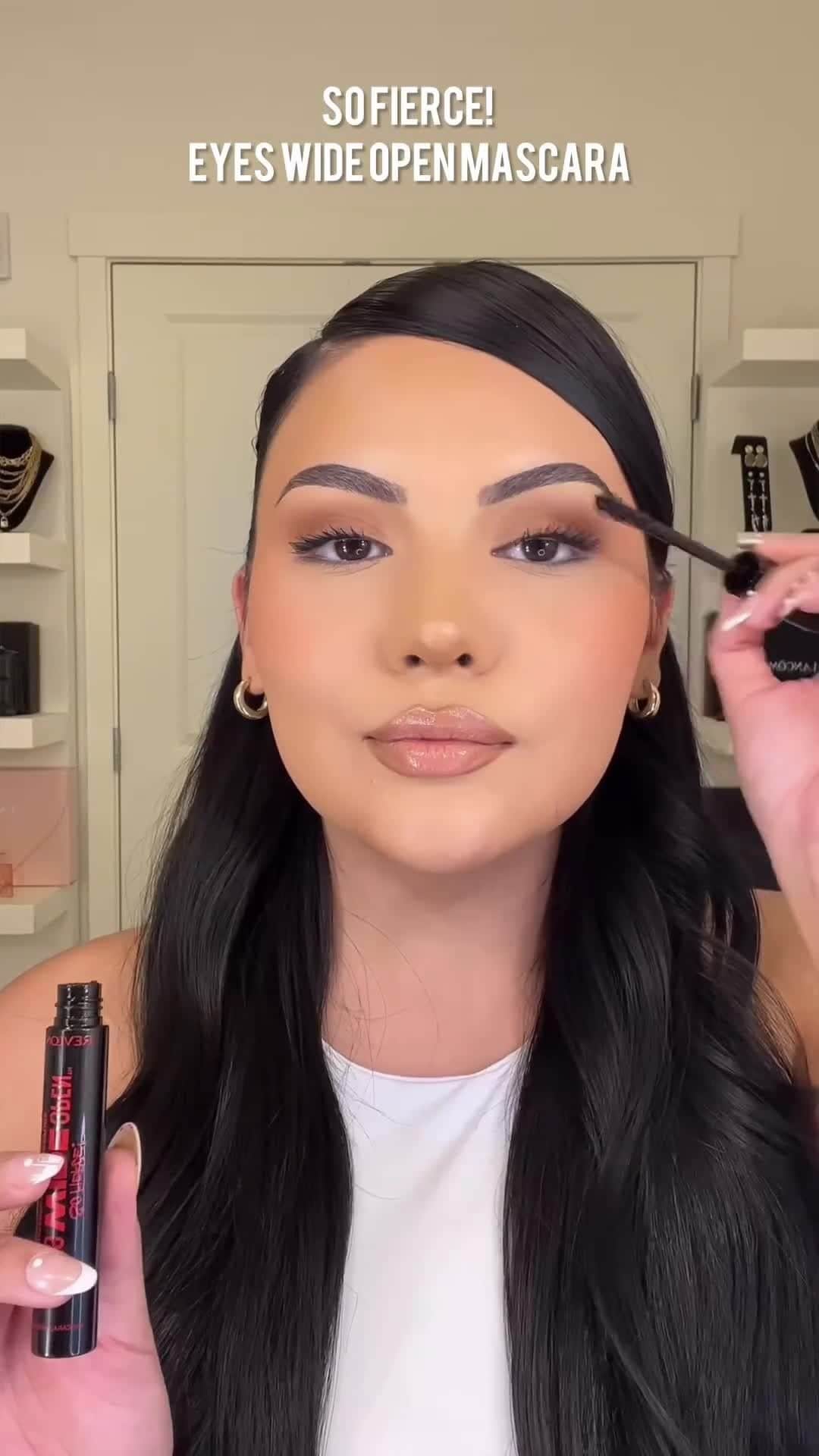 Revlonのインスタグラム：「Are we doing a full beat just to stay in the house on Thanksgiving? Yes, yes we are!  @tinireneeee breaks down her effortless smokey eye using: #ColorStay Day to Night Eye Quad in Addictive, Stylish & Decadent #ColorStay Micro Easy Precision Liquid Liner in What The Fudge #ComfortandControl Lash Curler #SoFierce Eyes Wide Open Mascara in Black」