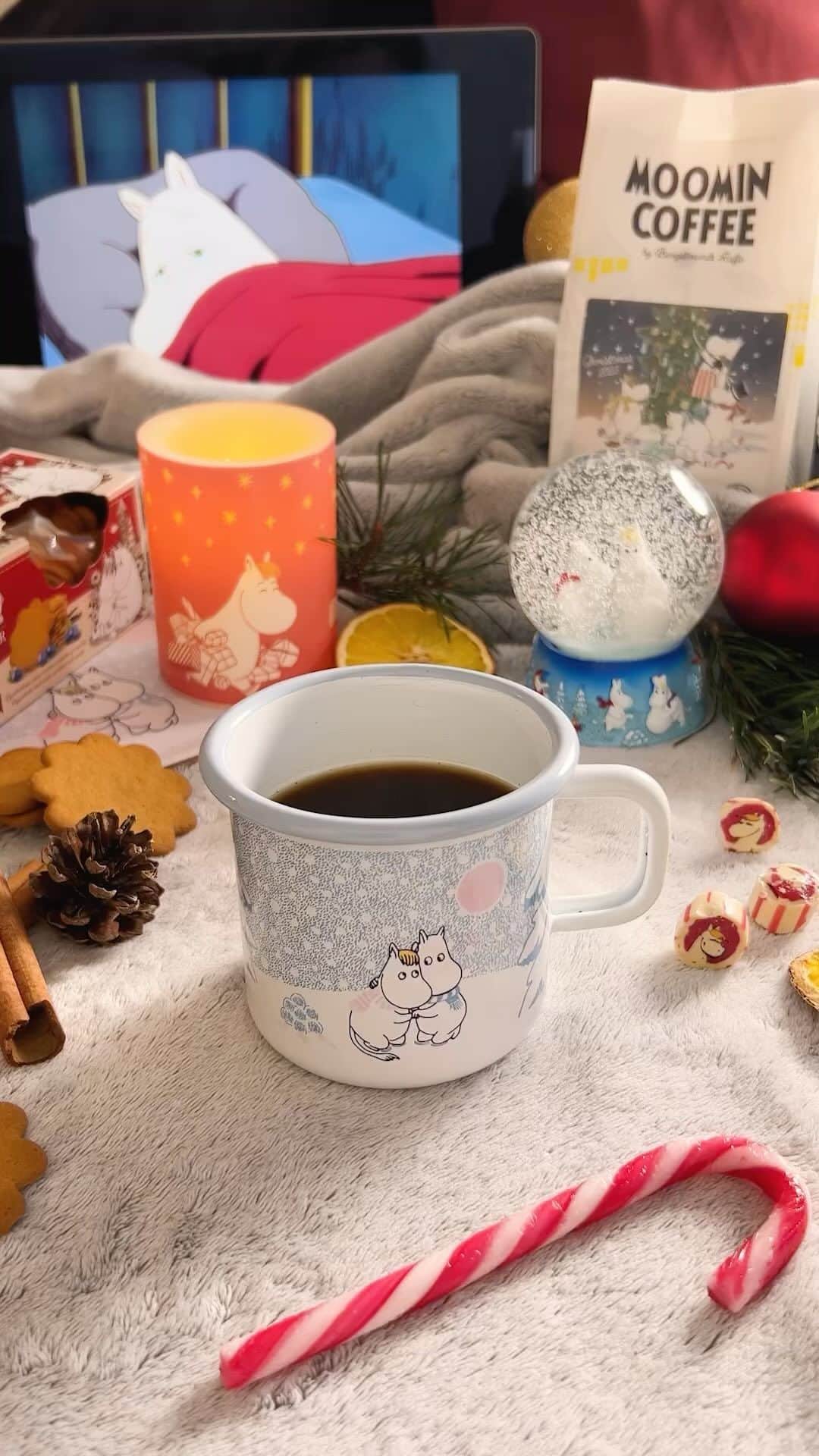 のインスタグラム：「Treat yourself to a Moominous coffee break with the cardamom flavoured Moomin coffee by @bergstrandskafferosteri & @annaspepparkakor 's Moomin gingerbreads. 🤗   It's the season to enjoy magical moments and sprinkle holiday cheer into your cup. ❤️ Who do you think would love a festive little break? 🎄   Visit the Moomin Shops to explore the items (link in bio).✨  #moominofficial #moomin」