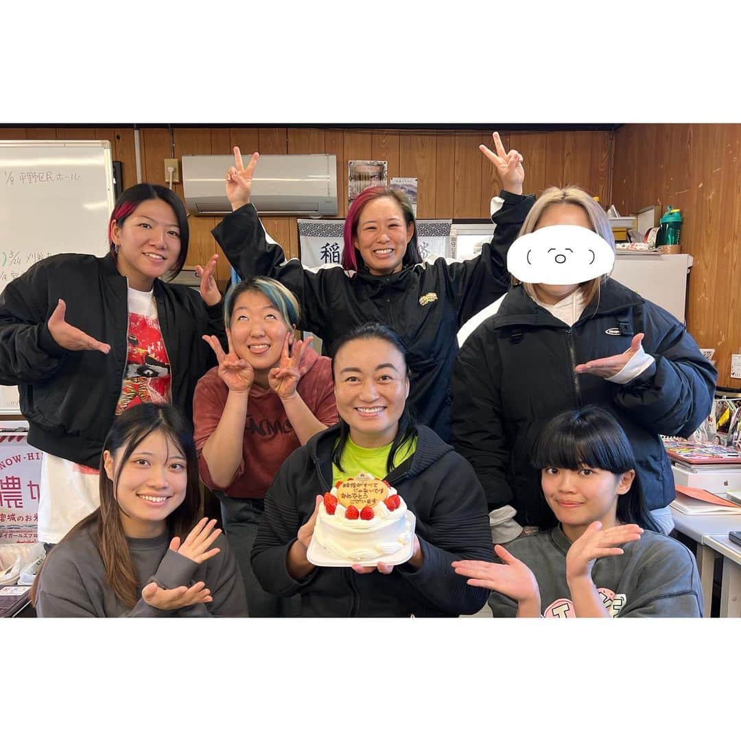 橋本千紘のインスタグラム：「お誕生日のお祝い。 ⁡ 今年は全員お誕生日が終わったー！ ⁡ お世話になっているケーキ屋さん【ぷちまるき ろくえんもん】さんにも1年のご挨拶してきました✨ ⁡ 来年は、ユナ、レア、加藤さんのお誕生日もお祝いしなきゃね〜👍 ⁡ #SENJO #仙女 #ぎゅん #KAIBUTSU  #センダイガールズプロレスリング #sendaigirlspro  #女子プロレス #プロレス #prowrestling #prowrestler #筋肉女子  #道場 #training #muscle #musclegirl」