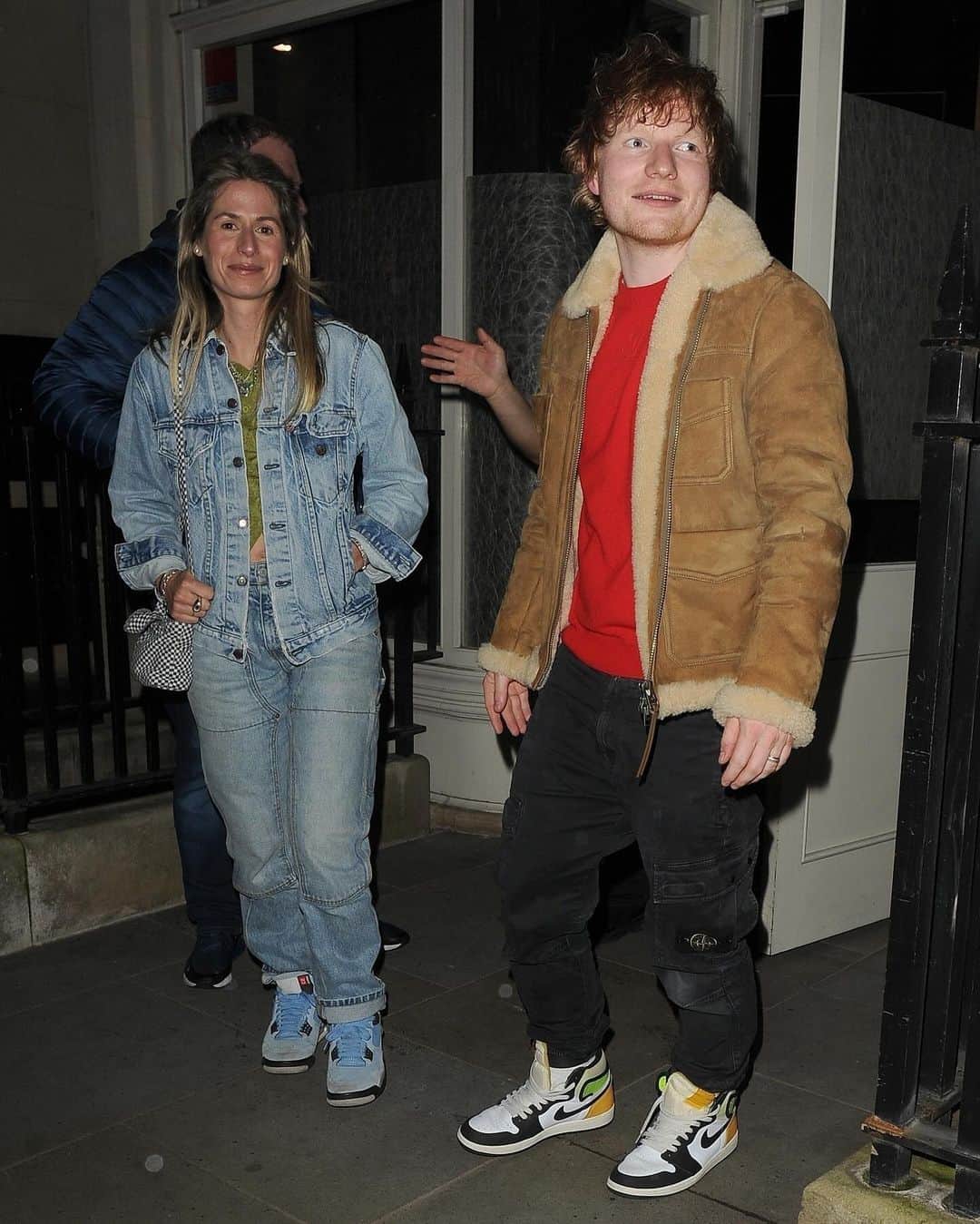 Just Jaredさんのインスタグラム写真 - (Just JaredInstagram)「Ed Sheeran and wife Cherry Seaborn enjoy a rare date night out in London.  #EdSheeran #CherrySeaborn Photos: Backgrid」11月22日 22時57分 - justjared