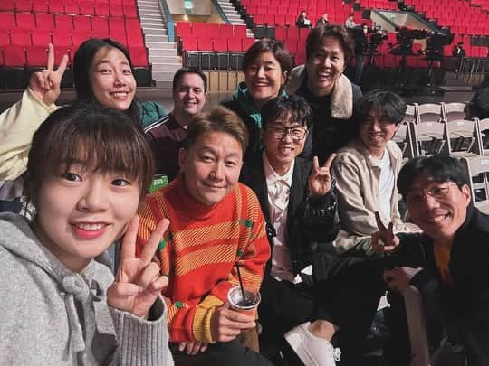 パク・ソングァンのインスタグラム：「## 올만에 개콘 녹화 리허설 구경 및 응원 하러 와씀다🥲  먼가 뭉클하고 심장이 두근두근 ㅎㅎㅎ  후배 동기 선배님들 멋있습니다.  응원합니다. 별거 아니지만 맛있게 드셔주세용💝  @whitepuck_official」
