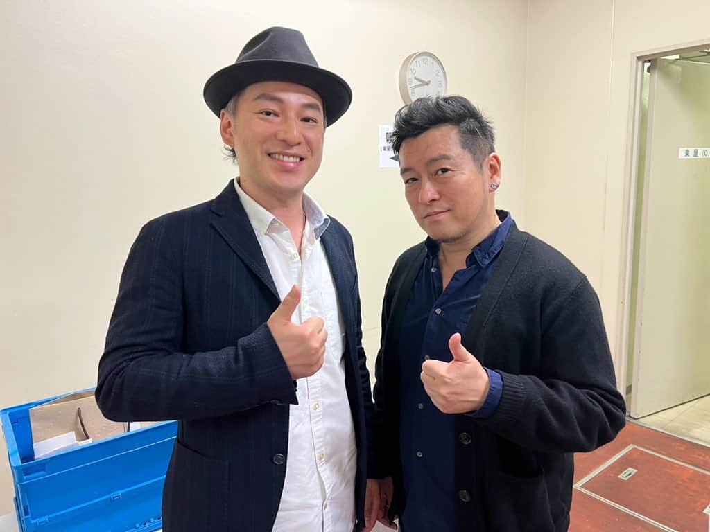 のインスタグラム：「『ゴスペラーズ坂ツアー2023 “HERE & NOW”』サンパレス福岡公演に行かせていただきました！ 最高でした！楽しかった！ 終演後に黒沢薫さんと✨ 黒沢さんはホークス和田毅投手登場曲「光」のスペシャルコーラスで歌っていただいております！  #ゴスペラーズ #黒沢薫さん」