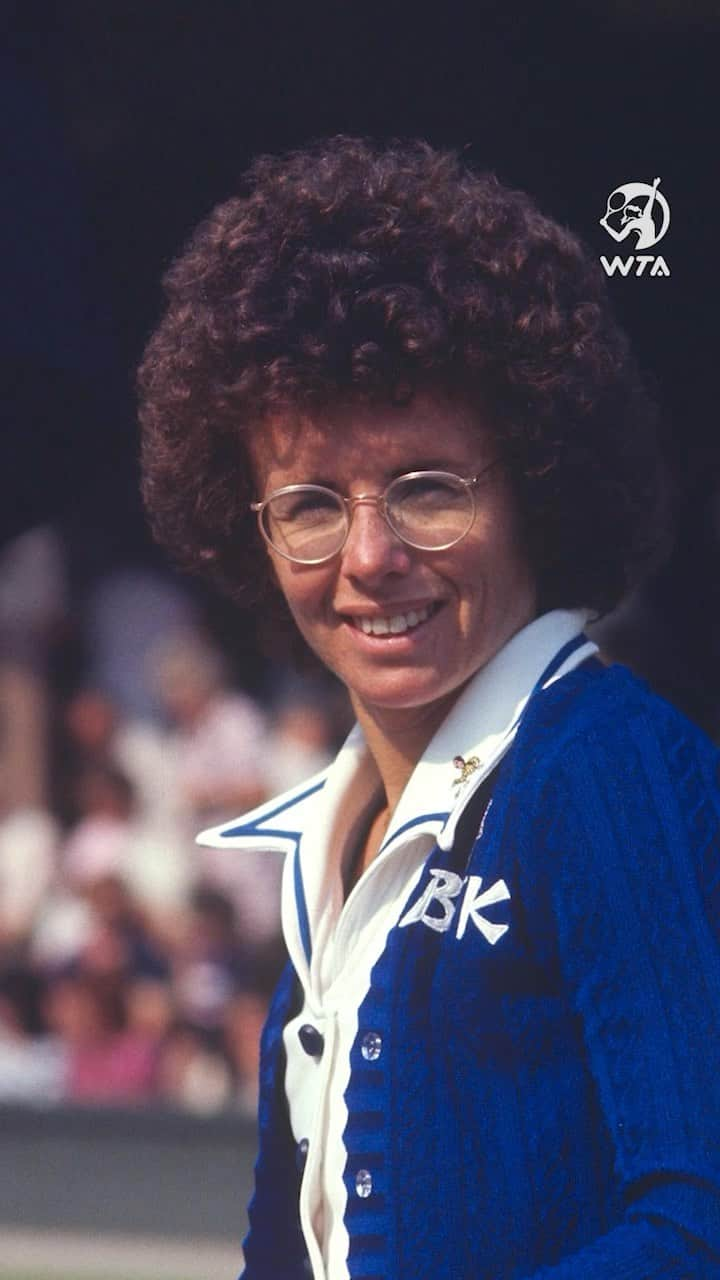 WTA（女子テニス協会）のインスタグラム：「Wishing a happy 80th birthday to our fearless founder, @billiejeanking 🎂🎈🫶」