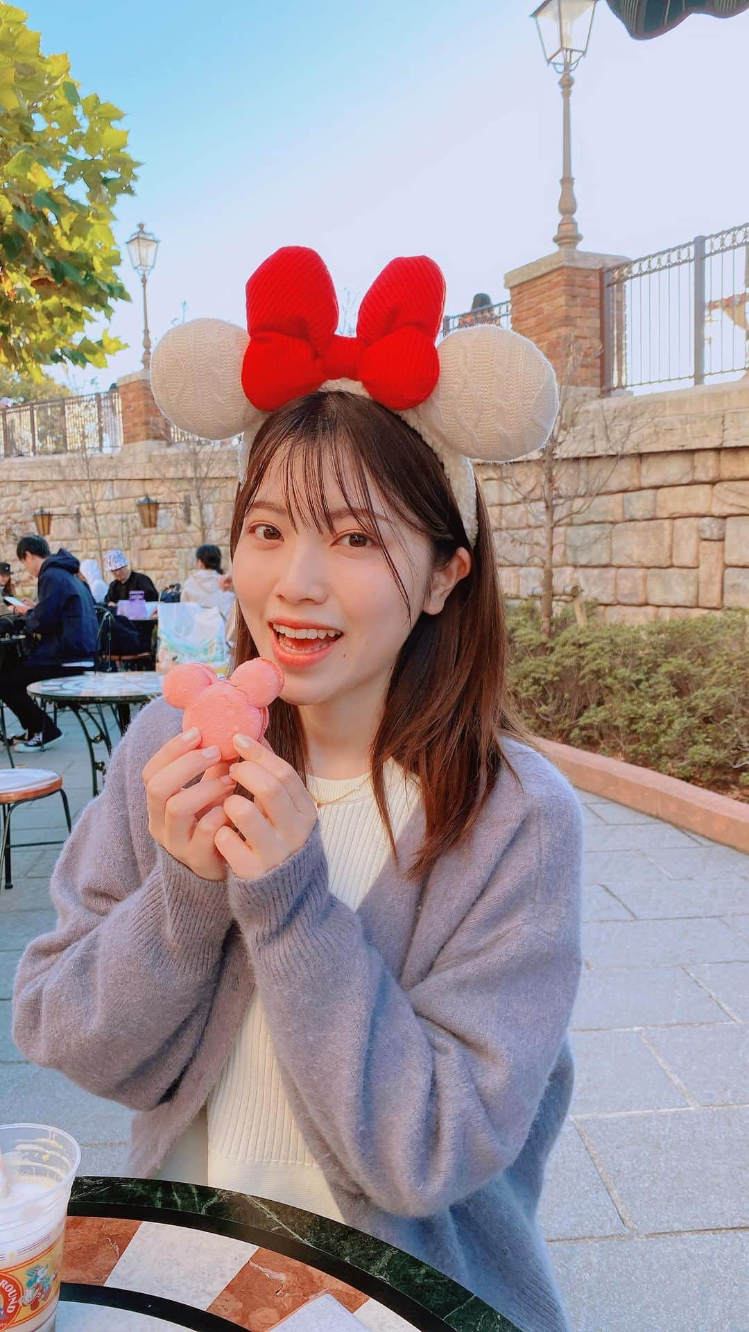 石原夏織のインスタグラム：「クリスマスのディズニー行ってきた🐻🫧 楽しかった〜🥰  ミッキーのマカロン可愛くてお気に入り🩵  #ディズニー #クリスマス  #石原夏織」