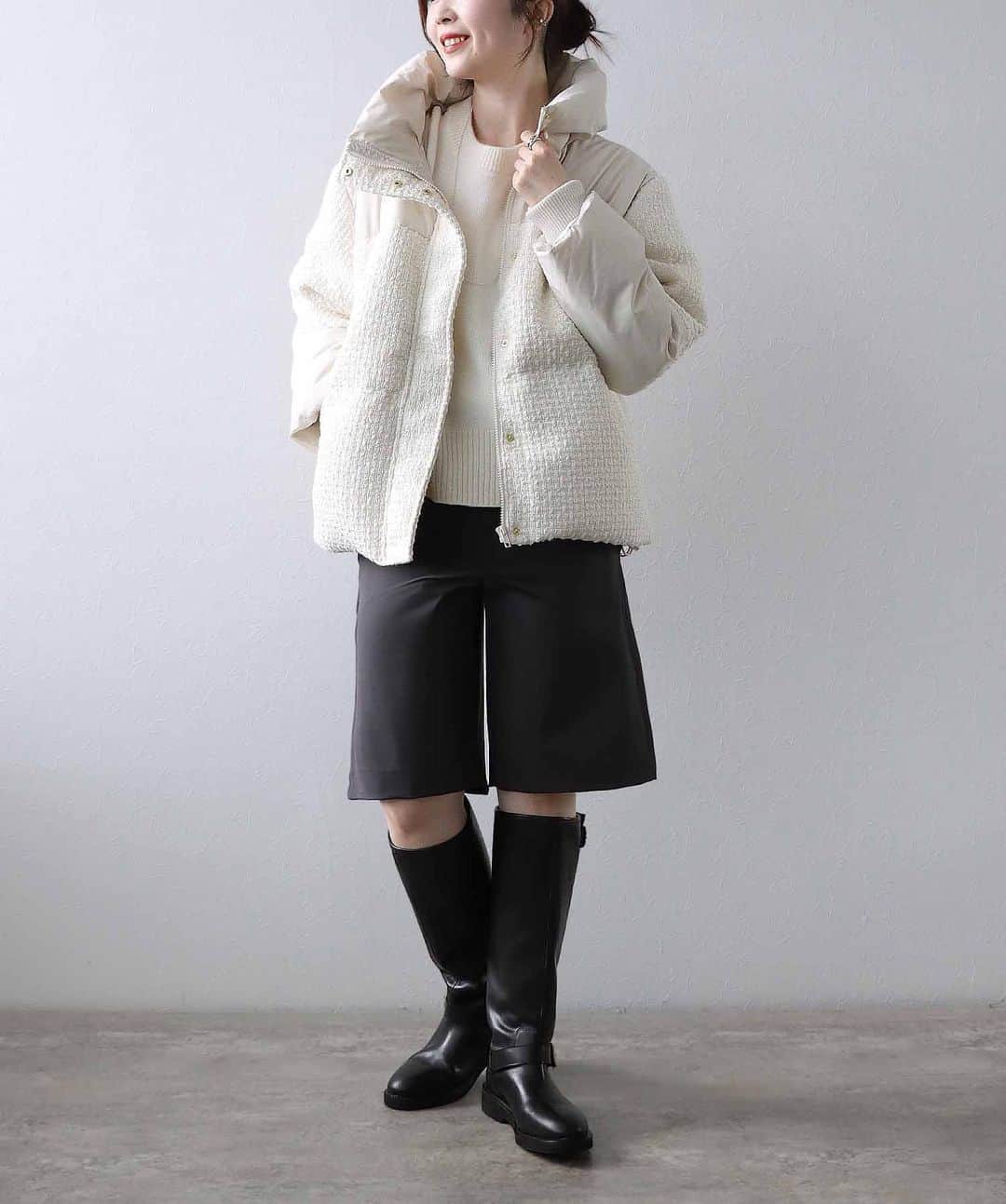 ジネスさんのインスタグラム写真 - (ジネスInstagram)「Winter White   上品に着れるツイードがドッキングされたコートをpick up! 白と黒の2色展開でベーシックな色合わせがどんなスタイリングにも合わせやすい。  スタンドカラーでスッキリと暖かい衿元と、タフタ切り替えがデザインのポイントです。 カジュアル過ぎずおしゃれに着こなせる１着です。  ￣￣￣￣￣￣ ■タフタ×ツイードダウンジャケット No. 80379255  ¥32,780税込(in tax)  ￣￣￣￣￣￣￣ 他のアイテムも @jines_official 公式オンラインストアにてご覧頂けます✨  ￣￣￣￣￣￣￣ #jines #ジネス #大人カジュアルきれいめコーデ #きれいめコーディネート #オフィススタイル #大人カジュアルファッション #大人可愛いコーディネート #大人フェミニンコーデ #オトナカジュアルコーデ #スタイルアップコーデ #大人きれいめコーデ #きれいめカジュアルコーデ #大人可愛いファッション #着回しコーディネート #大人カジュアルスタイル #ダウンジャケット」11月22日 23時10分 - jines_official