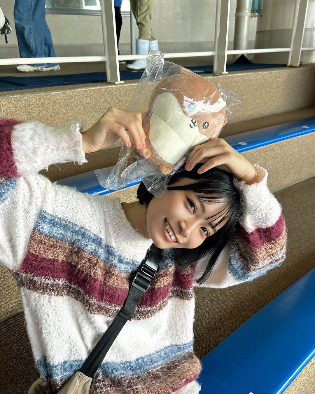 日高里緒のインスタグラム：「水族館限定のちいかわとカワウソのコラボみたい🦦 ちーかわでびゅーしてみたぜ、、  今日からよろしくなぁ〜！！！  #ちいかわ#江ノ島水族館」