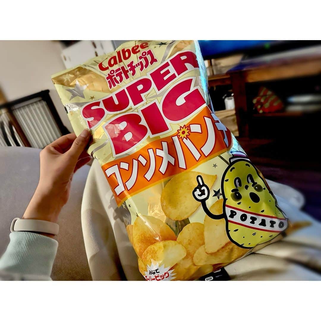 有村実樹のインスタグラム：「いい夫婦の日と、ニコニコしながら渡されたまさかの品。  確かに好きだけど、開けたら最後だ、、 どうしたものか。  472g(2624kcal)  #スキンケア #美容 #美容好きな人と繋がりたい #メイク #コスメ #コスメ好きさんと繋がりたい #美容研究家 #植物療法士 #有村実樹 #いい夫婦の日 #サプライズ」