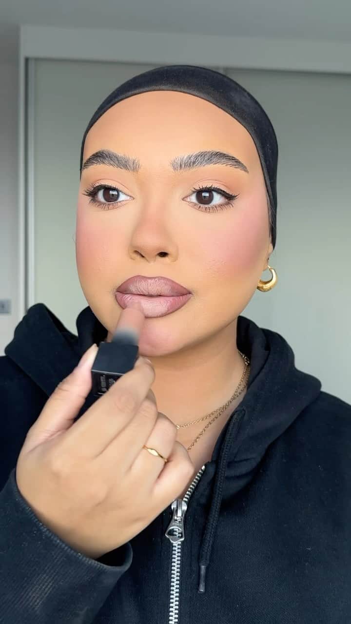 Huda Kattanのインスタグラム：「Ummmm, is this not THE most stunning, flawless matte pink glam you’ve seen in... well... FOREVER? It’s next level, @_aalia!  She uses: ✨ #FauxFilter Matte Foundation in shades Macchiato & Biscotti ✨ #FauxFilter Color Corrector in shade Peach  ✨ #FauxFilter Concealer in shades Graham Cracker, Cookie Dough & Maple Syrup ✨ Easy Bake Loose Setting Powder in shade Cupcake ✨ Empowered Eyeshadow Palette  ✨ Huda Beauty 1 Coat WOW! Mascara  ✨ GloWish Cheeky Blush Powder in shade Berry Juice  ✨ Easy Bake And Snatch Pressed Powder in shade Pound Cake ✨ Lip Contour 2.0 in shade Warm Brown ✨ Power Bullet Matte in shade Staycation  ✨ Power Bullet Cream Glow in shade Empress」