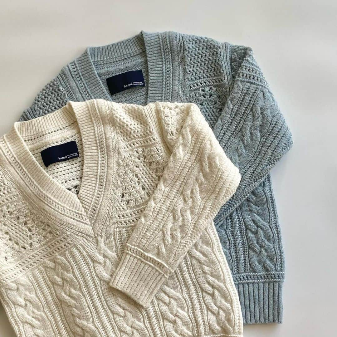 エリオポールのインスタグラム：「2023 Winter Collection  Knit  42.900yen / boussole  Ref: 23547001041BN Color: Light blue. Off white Size: F  下記店舗にてお電話での通販を承っております。  HELIOPOLE代官山店  03 3770 6438  HELIOPOLE 札幌店  011 209 5455  @heliopole_official #HELIOPOLE  #エリオポール @boussole_inc.official #ブソル」